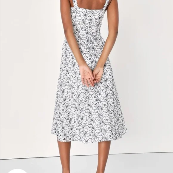 BNWT White and Blue Floral Dress. Size Small. - Picture 2 of 5